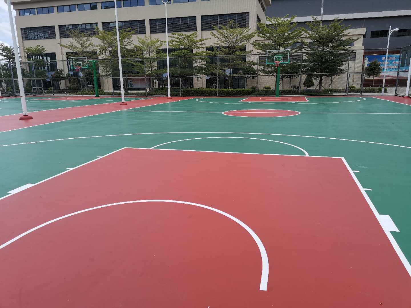 2025年硅PU篮球场筑造报价指南