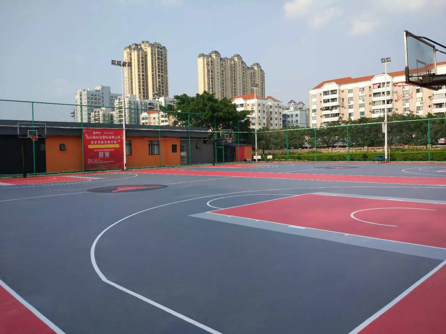 塑胶篮球场多少钱一平米档次如何选择